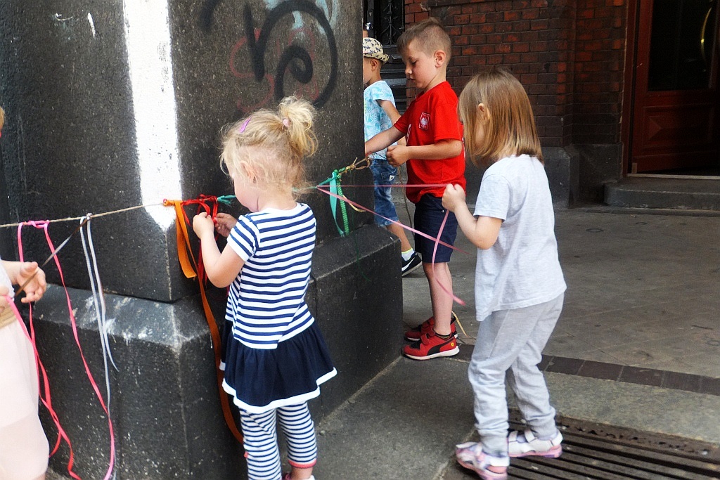 Kolorowe wstążki zamieniły rynek w „Magiczny pasaż”