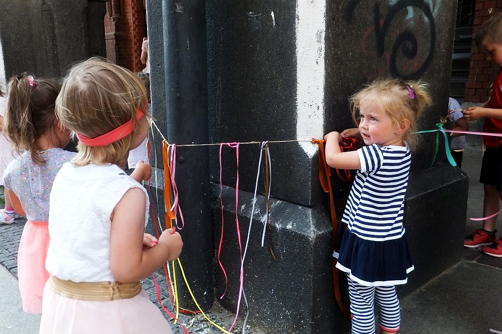 Kolorowe wstążki zamieniły rynek w „Magiczny pasaż”