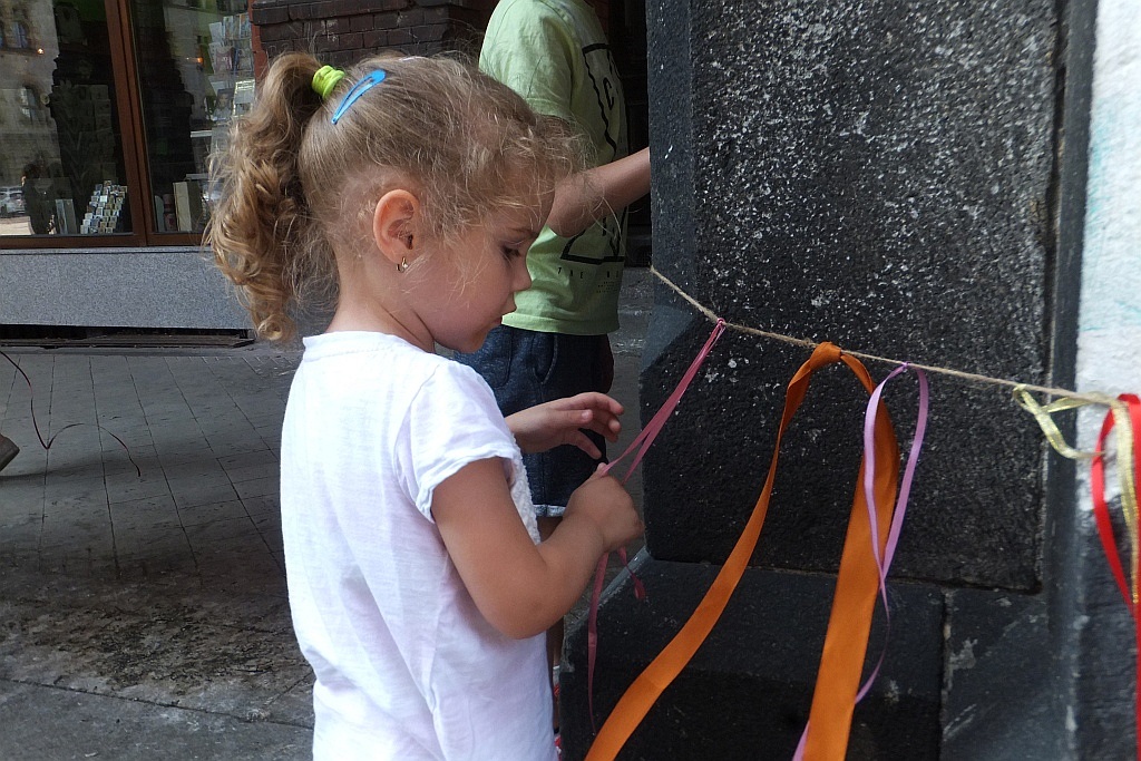 Kolorowe wstążki zamieniły rynek w „Magiczny pasaż”