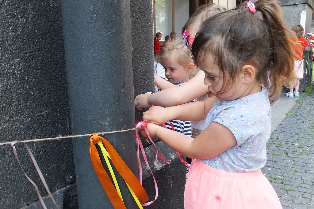 Kolorowe wstążki zamieniły rynek w „Magiczny pasaż”