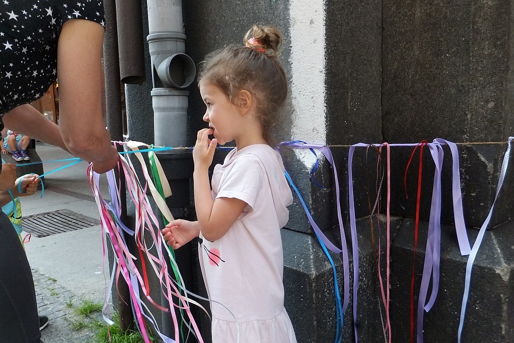 Kolorowe wstążki zamieniły rynek w „Magiczny pasaż”