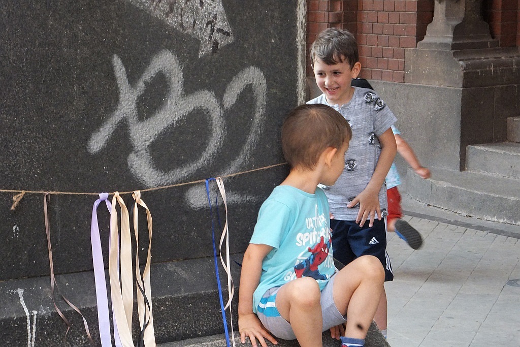 Kolorowe wstążki zamieniły rynek w „Magiczny pasaż”
