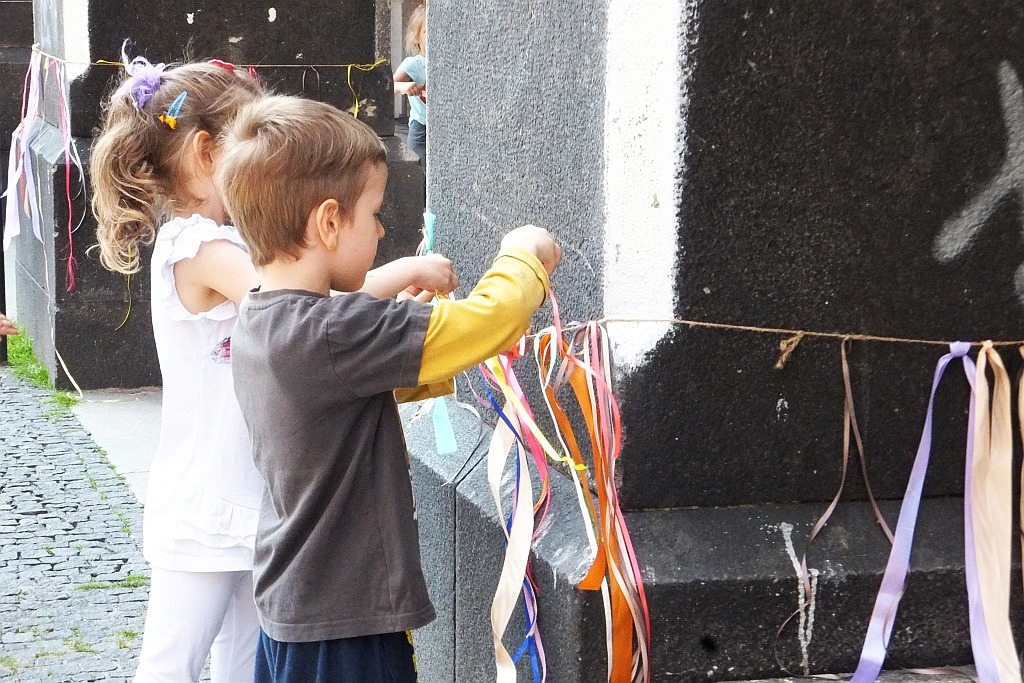 Kolorowe wstążki zamieniły rynek w „Magiczny pasaż”