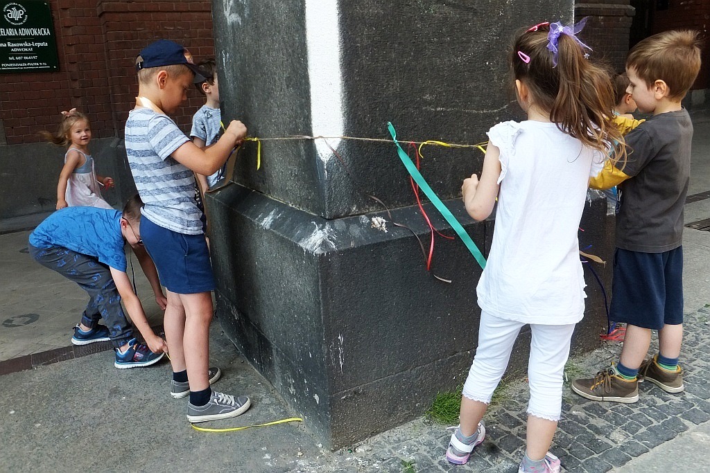 Kolorowe wstążki zamieniły rynek w „Magiczny pasaż”
