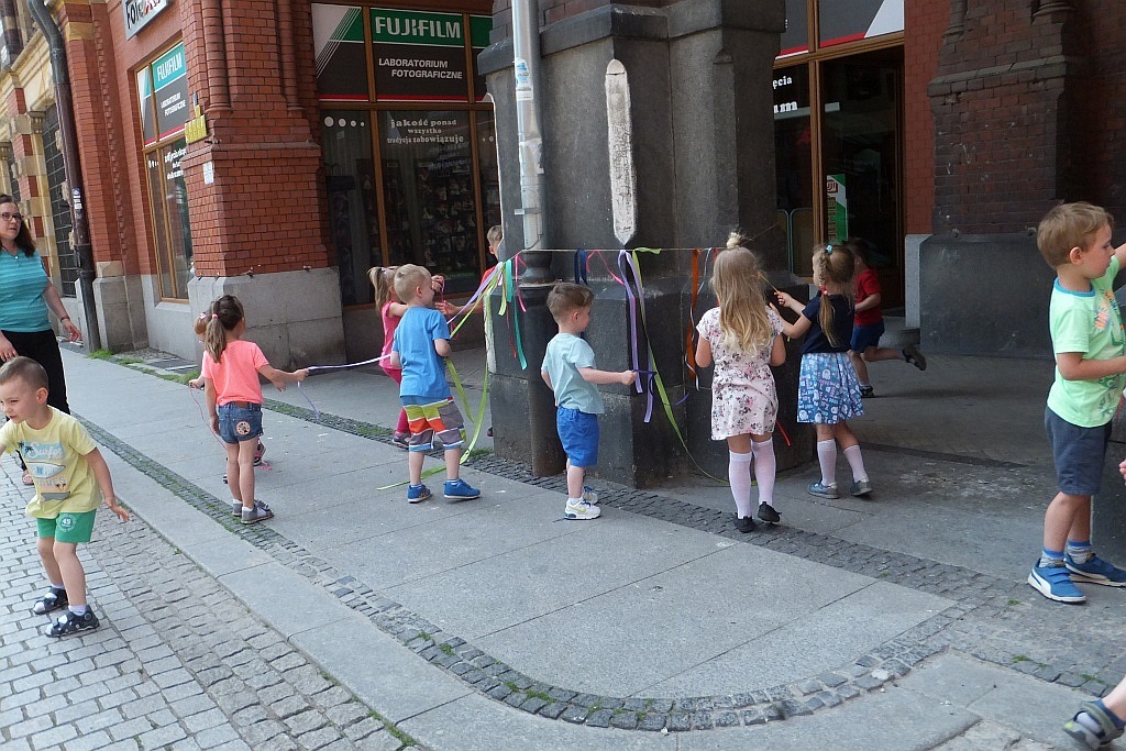 Kolorowe wstążki zamieniły rynek w „Magiczny pasaż”