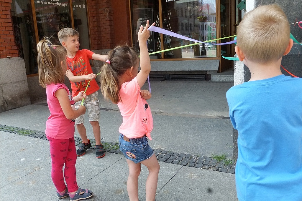 Kolorowe wstążki zamieniły rynek w „Magiczny pasaż”