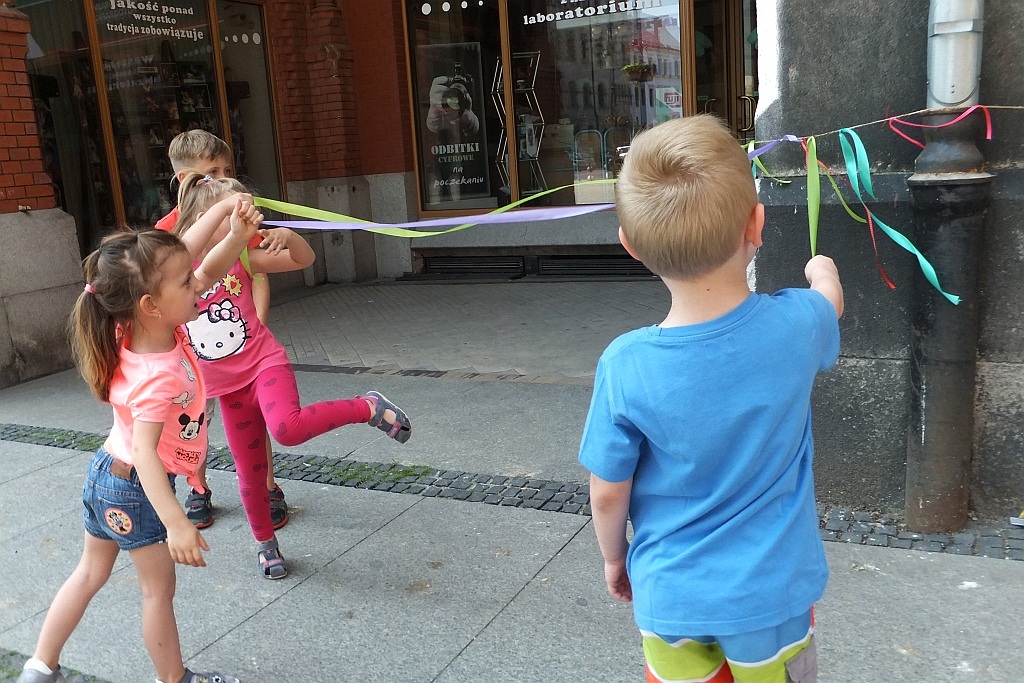 Kolorowe wstążki zamieniły rynek w „Magiczny pasaż”