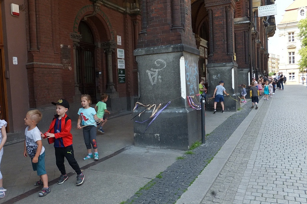 Kolorowe wstążki zamieniły rynek w „Magiczny pasaż”