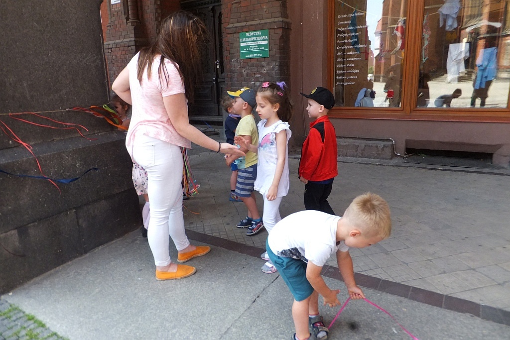 Kolorowe wstążki zamieniły rynek w „Magiczny pasaż”