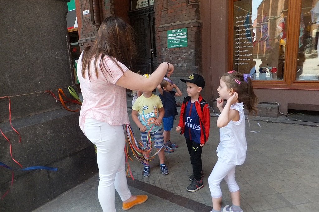 Kolorowe wstążki zamieniły rynek w „Magiczny pasaż”