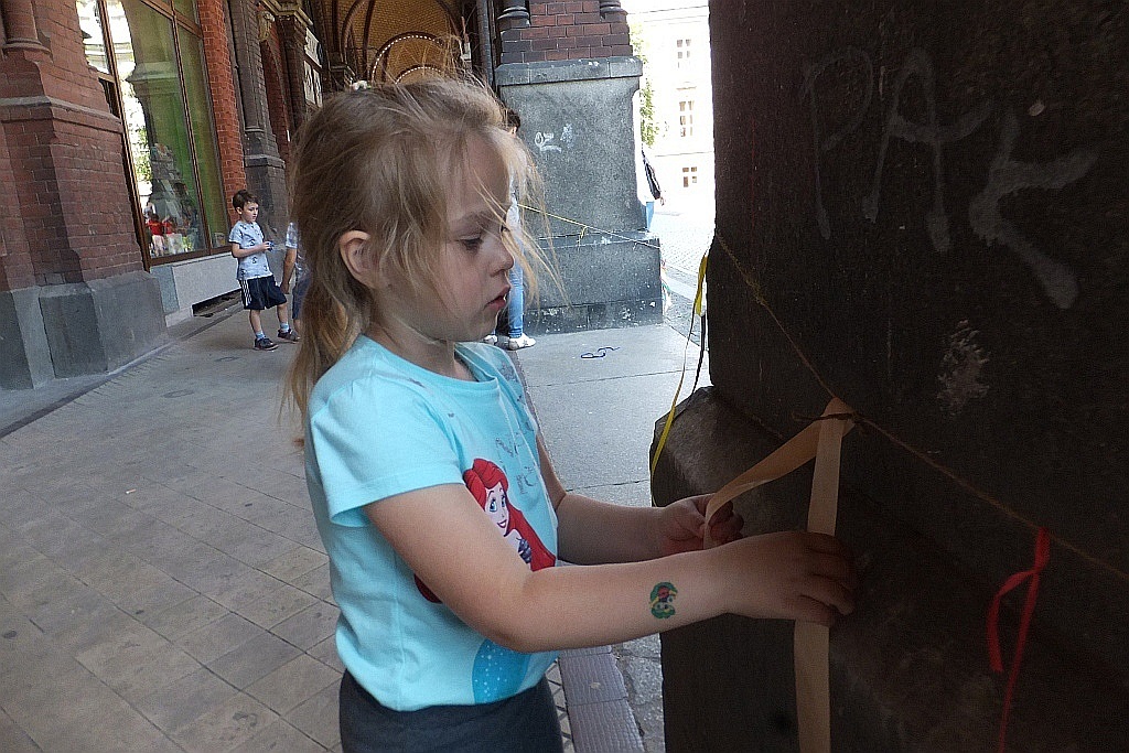 Kolorowe wstążki zamieniły rynek w „Magiczny pasaż”