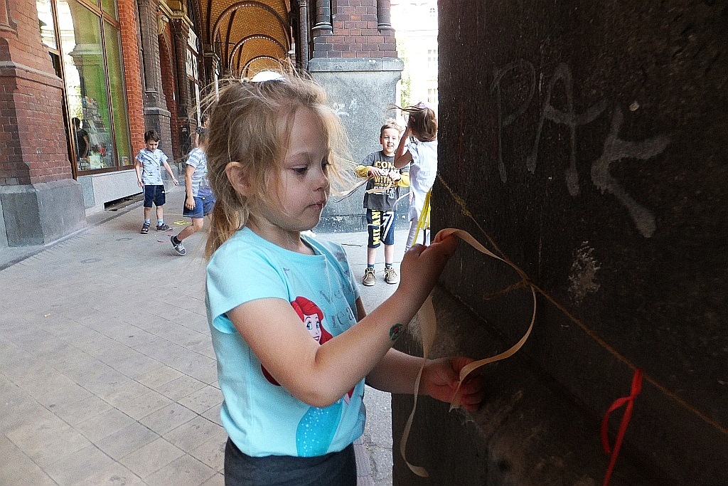 Kolorowe wstążki zamieniły rynek w „Magiczny pasaż”
