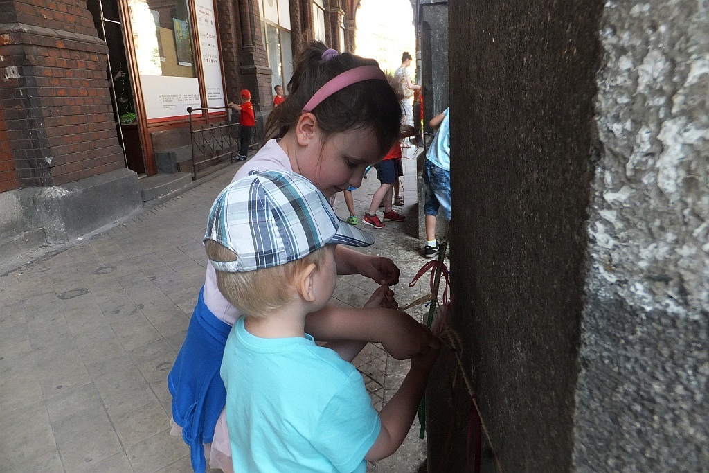 Kolorowe wstążki zamieniły rynek w „Magiczny pasaż”