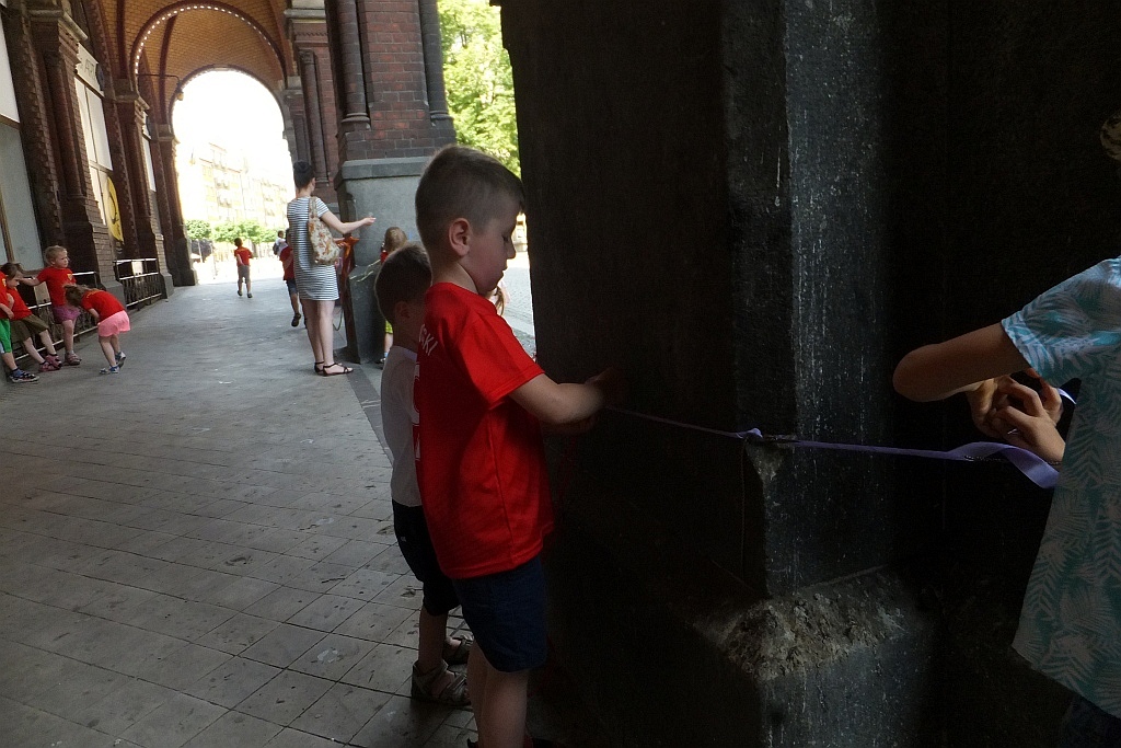 Kolorowe wstążki zamieniły rynek w „Magiczny pasaż”