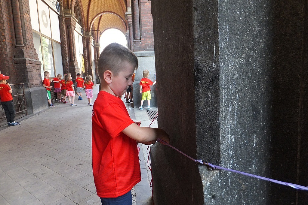 Kolorowe wstążki zamieniły rynek w „Magiczny pasaż”