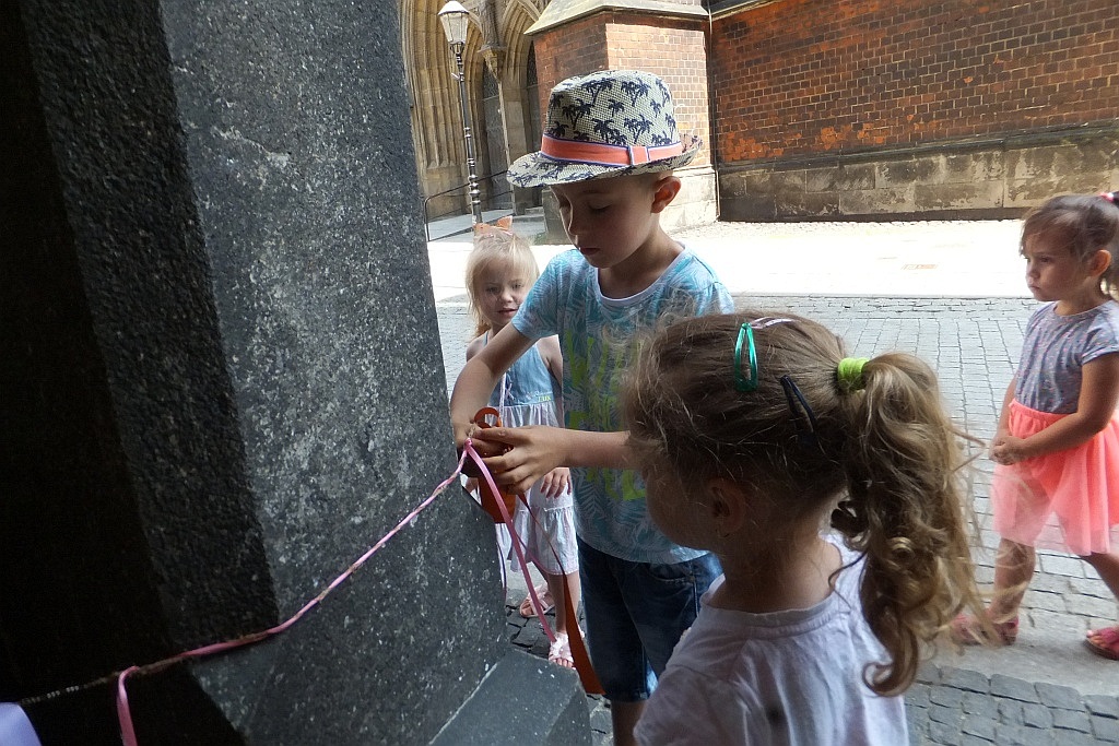 Kolorowe wstążki zamieniły rynek w „Magiczny pasaż”