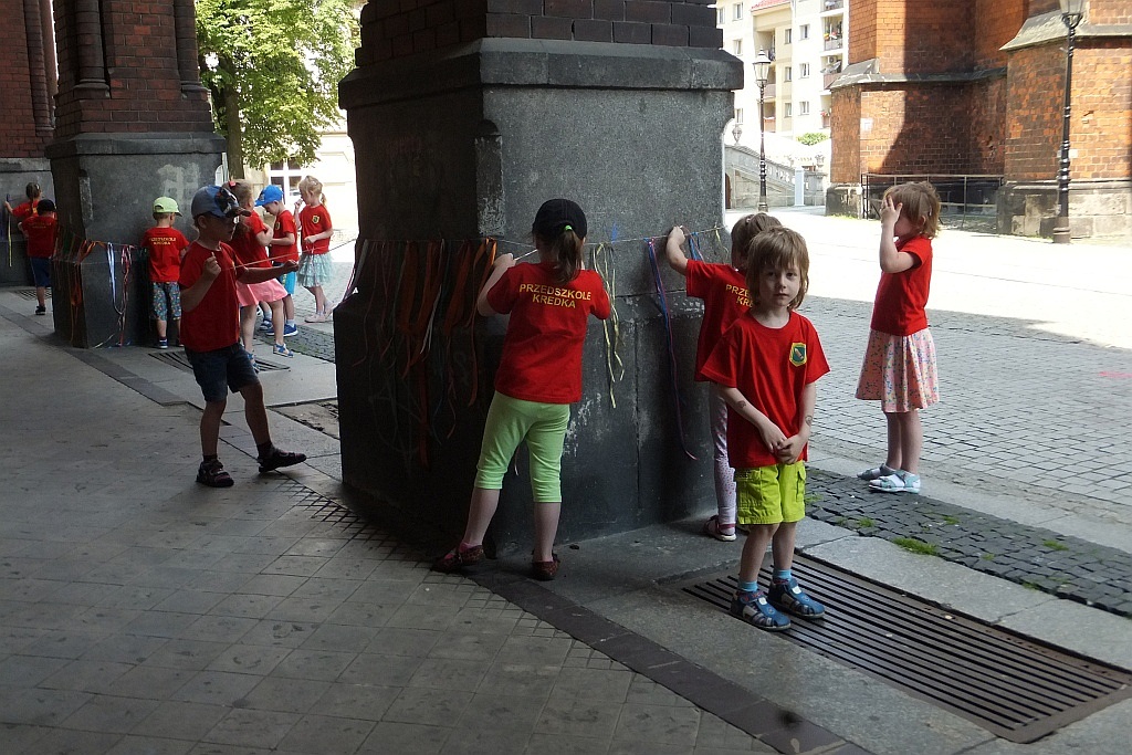 Kolorowe wstążki zamieniły rynek w „Magiczny pasaż”
