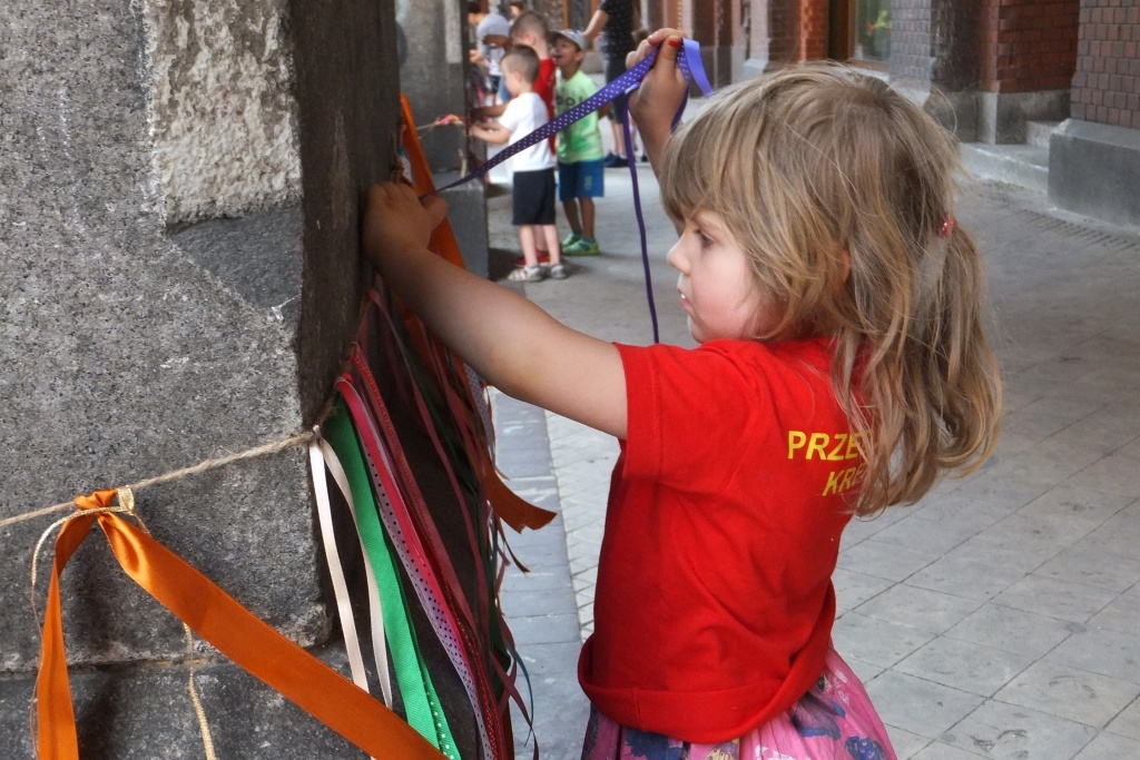 Kolorowe wstążki zamieniły rynek w „Magiczny pasaż”