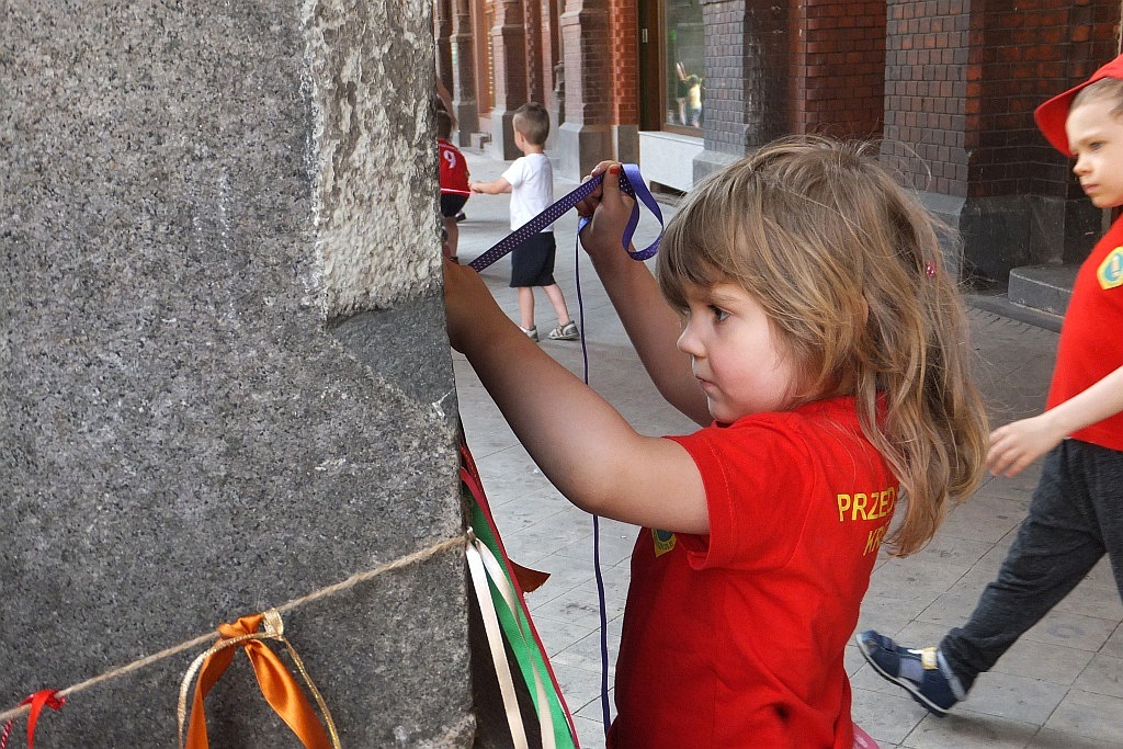 Kolorowe wstążki zamieniły rynek w „Magiczny pasaż”