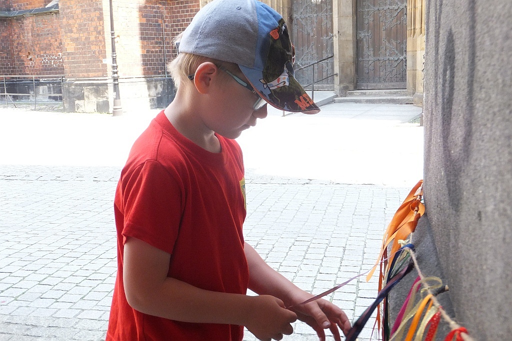 Kolorowe wstążki zamieniły rynek w „Magiczny pasaż”