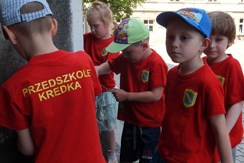 Kolorowe wstążki zamieniły rynek w „Magiczny pasaż”