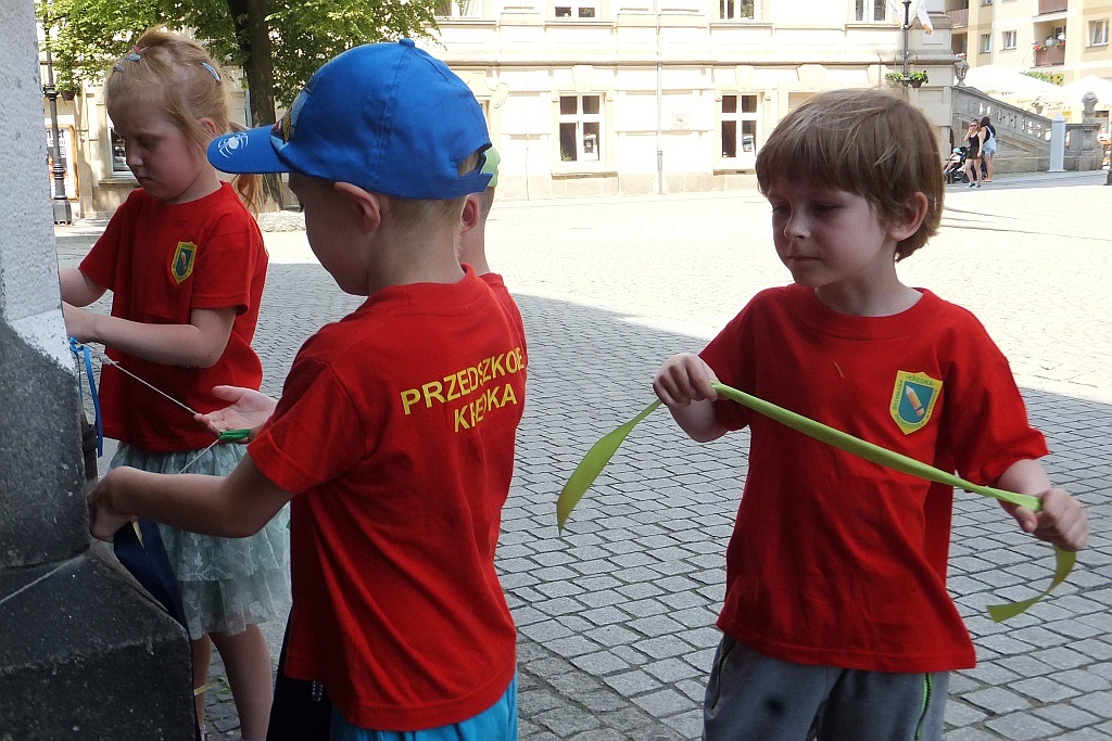 Kolorowe wstążki zamieniły rynek w „Magiczny pasaż”