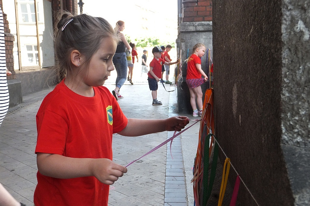 Kolorowe wstążki zamieniły rynek w „Magiczny pasaż”