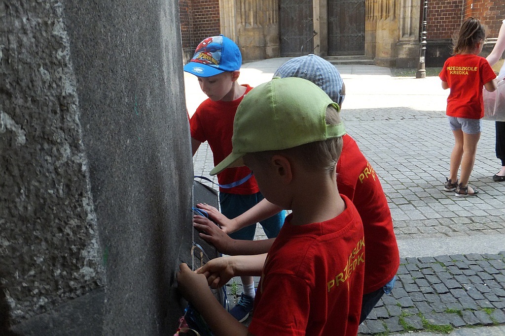 Kolorowe wstążki zamieniły rynek w „Magiczny pasaż”