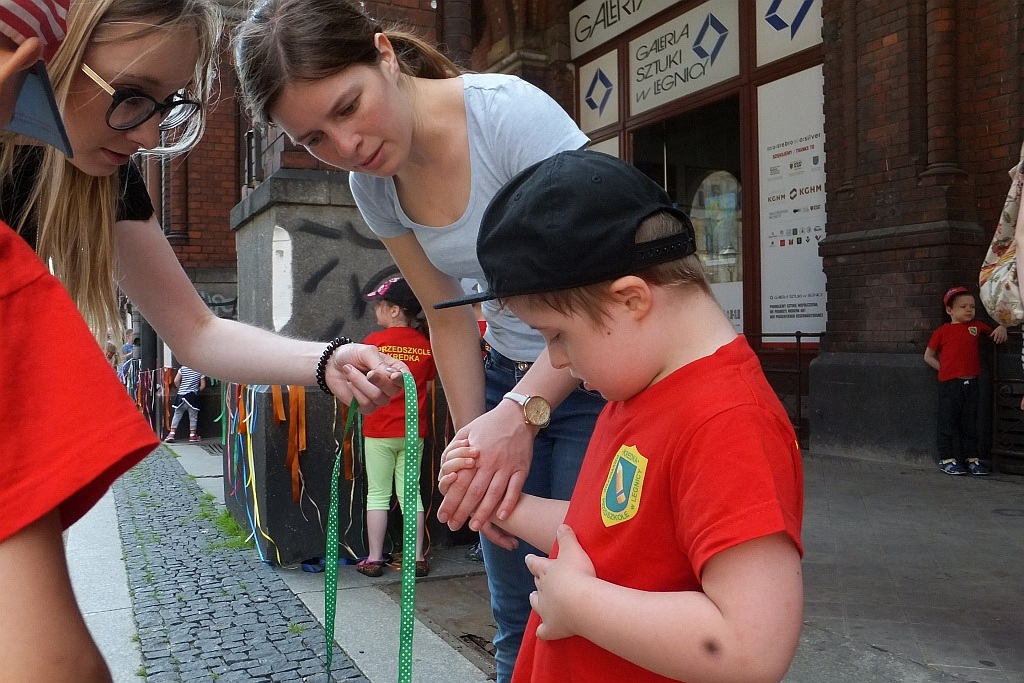 Kolorowe wstążki zamieniły rynek w „Magiczny pasaż”