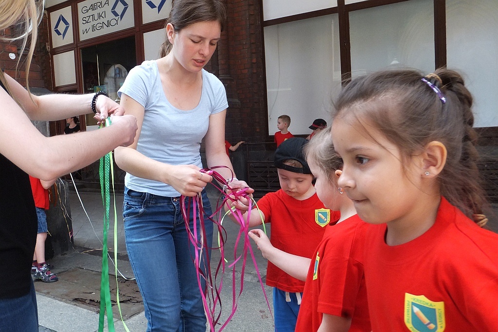 Kolorowe wstążki zamieniły rynek w „Magiczny pasaż”