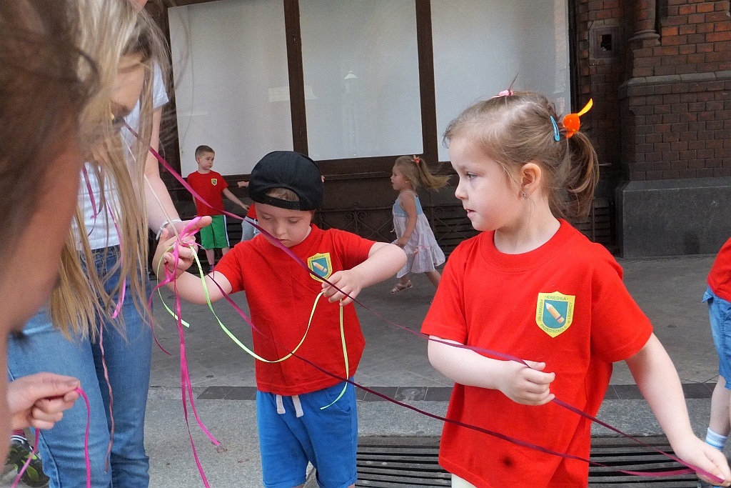Kolorowe wstążki zamieniły rynek w „Magiczny pasaż”