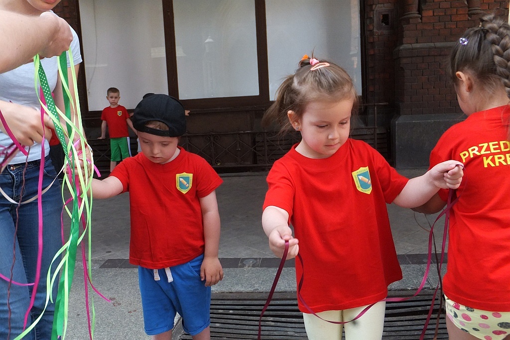 Kolorowe wstążki zamieniły rynek w „Magiczny pasaż”