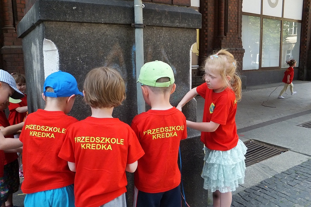 Kolorowe wstążki zamieniły rynek w „Magiczny pasaż”
