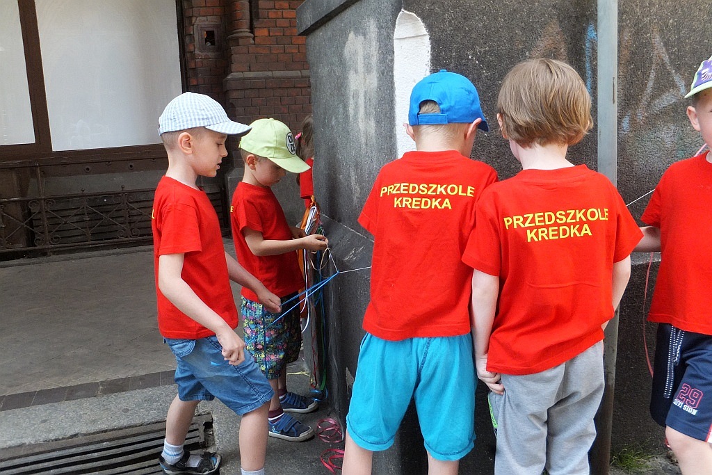 Kolorowe wstążki zamieniły rynek w „Magiczny pasaż”