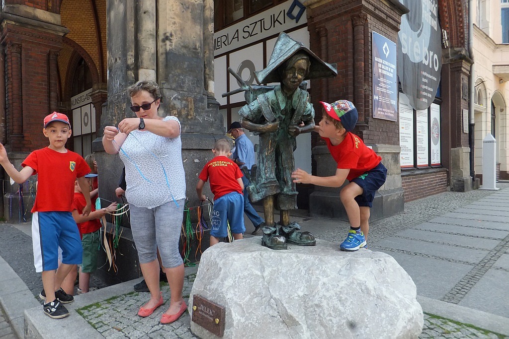 Kolorowe wstążki zamieniły rynek w „Magiczny pasaż”