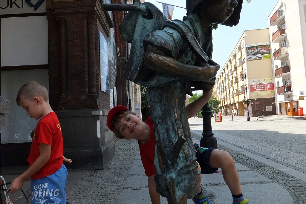 Kolorowe wstążki zamieniły rynek w „Magiczny pasaż”