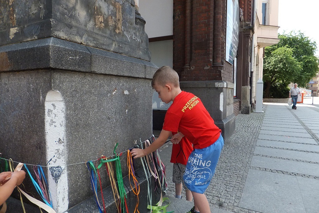 Kolorowe wstążki zamieniły rynek w „Magiczny pasaż”