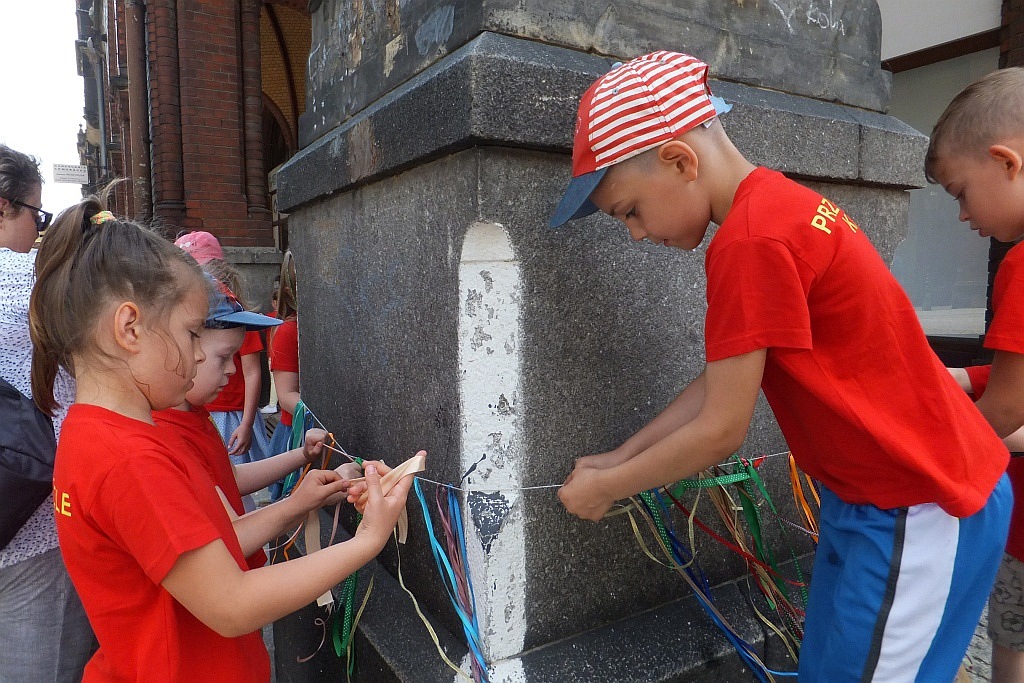 Kolorowe wstążki zamieniły rynek w „Magiczny pasaż”