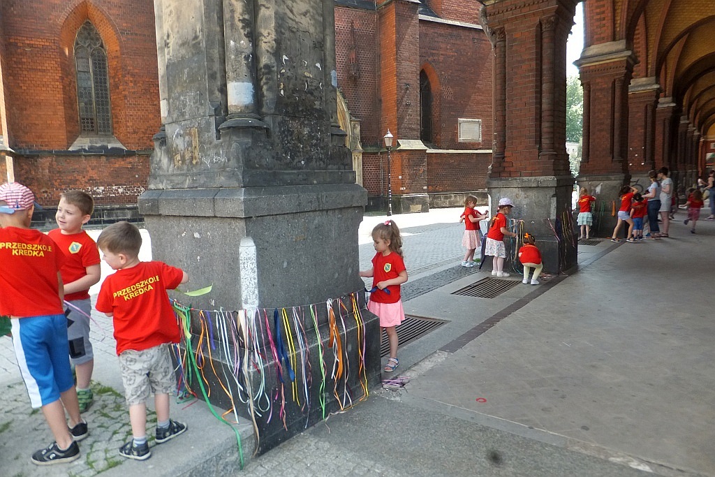 Kolorowe wstążki zamieniły rynek w „Magiczny pasaż”