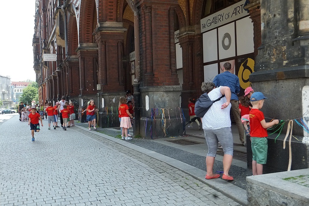 Kolorowe wstążki zamieniły rynek w „Magiczny pasaż”