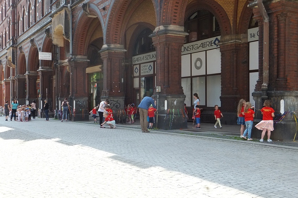 Kolorowe wstążki zamieniły rynek w „Magiczny pasaż”