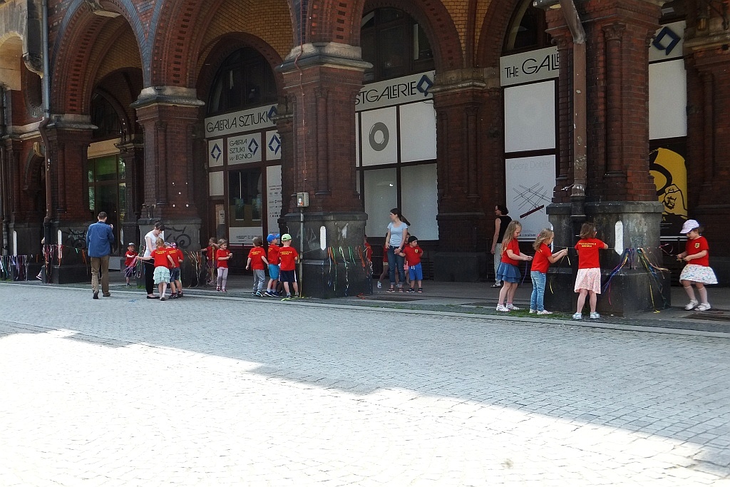 Kolorowe wstążki zamieniły rynek w „Magiczny pasaż”