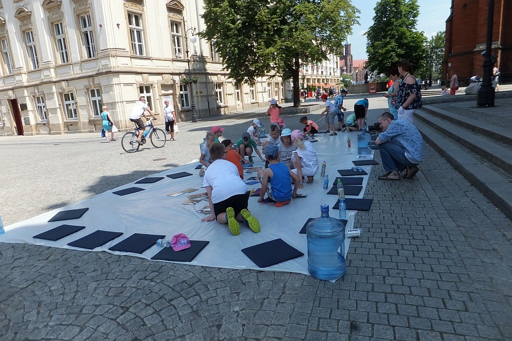 „Artystyczne puzzle” powstawały na legnickim rynku