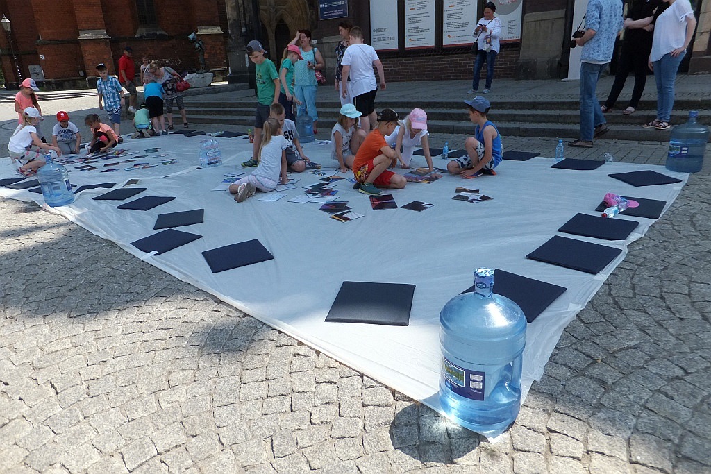 „Artystyczne puzzle” powstawały na legnickim rynku