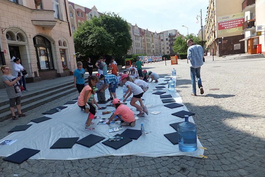 „Artystyczne puzzle” powstawały na legnickim rynku