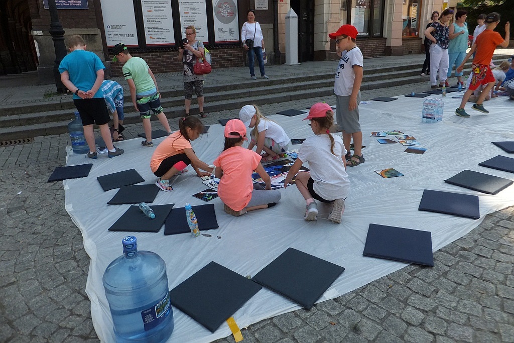 „Artystyczne puzzle” powstawały na legnickim rynku