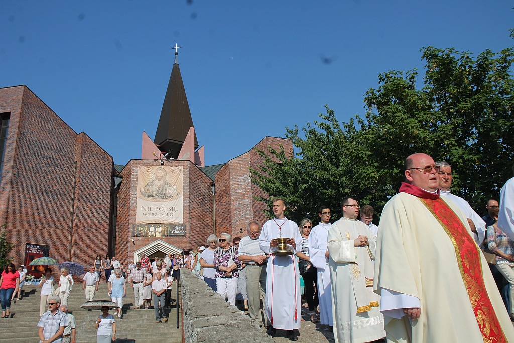 Procesja Bożego Ciała w parafii na osiedlu Kopernika