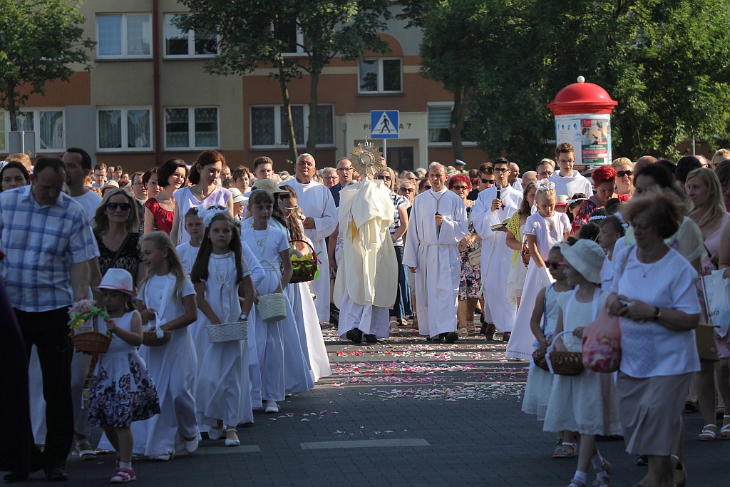 Procesja Bożego Ciała w parafii na osiedlu Kopernika