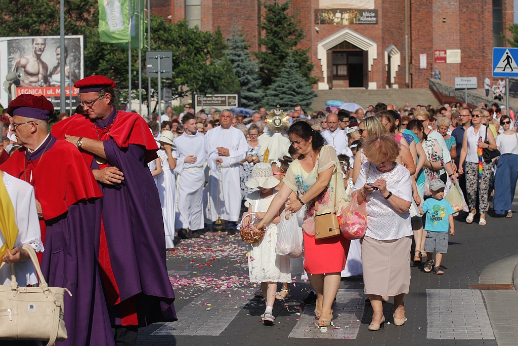 Procesja Bożego Ciała w parafii na osiedlu Kopernika
