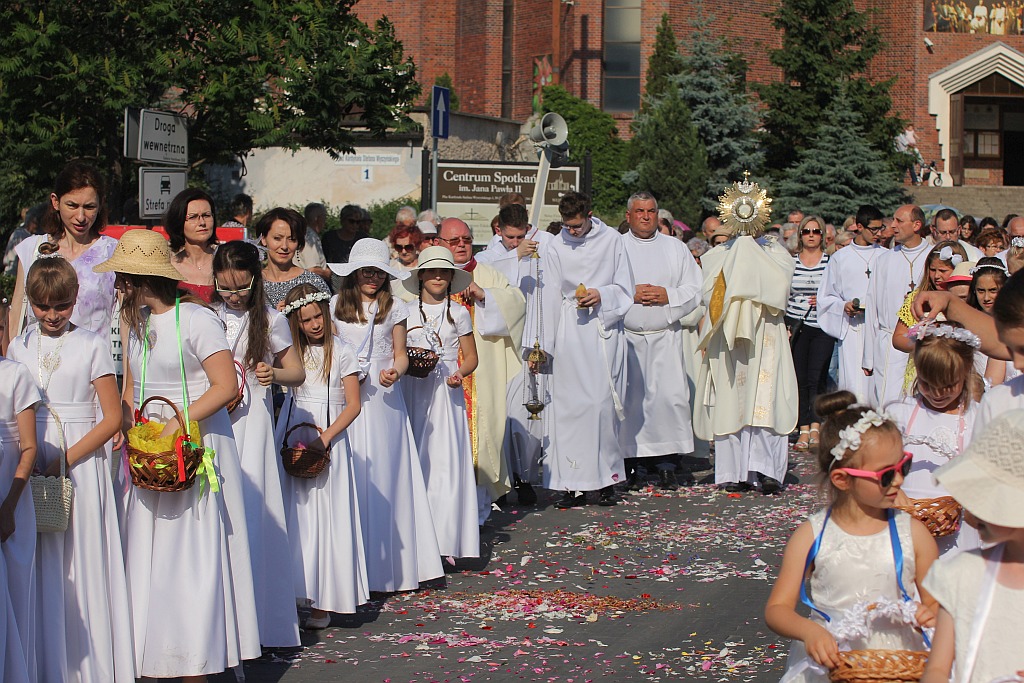Procesja Bożego Ciała w parafii na osiedlu Kopernika